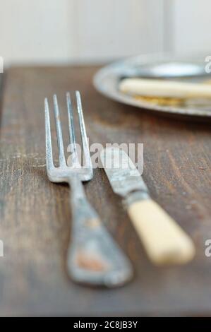 Vintage Besteck auf rustikalem Holzhintergrund. Blick von oben auf die Besteck-Einstellung der Küche auf grunge Restauranttisch. Messer und Gabel auf Holzhintergrund. C Stockfoto