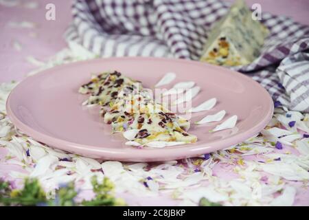 Hausgemachte Kuchen mit weißer Schokolade, Pistazien, Preiselbeeren und Aprikosen Stockfoto
