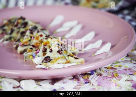 Hausgemachte Kuchen mit weißer Schokolade, Pistazien, Preiselbeeren und Aprikosen Stockfoto