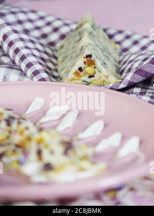 Hausgemachte Kuchen mit weißer Schokolade, Pistazien, Preiselbeeren und Aprikosen Stockfoto