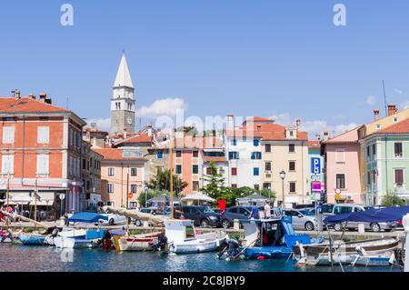 Izola, Slowenien (23. Juli 2020) - der Hafen von Izola mit seinen bunten alten Häusern und dem Glockenturm der Kuppel Stockfoto