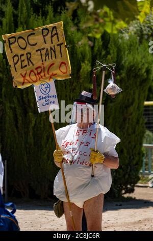 Barcelona, Spanien. Juli 2020. In Windeln ist ein Protestler mit Gesichtsschutz zu sehen, der ein Banner trägt, zwei Würste und Brot hängt, um auf den Diebstahl öffentlicher Gelder in den Gesundheitsbudgets zu verweisen.die Beschäftigten des öffentlichen Gesundheitswesens haben sich während der letzten Parlamentssitzung vor den Sommerferien der Abgeordneten vor dem Parlament von Katalonien versammelt. Gegen die Haushaltskürzungen und die Verurteilung, dass sie unter prekären Arbeitsbedingungen arbeiten, angesichts der Covid-19-Situation. Kredit: SOPA Images Limited/Alamy Live Nachrichten Stockfoto