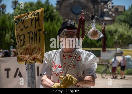 Barcelona, Spanien. Juli 2020. Ein Protestler mit Gesichtsschild hält ein Plakat, zwei Würste und Brot hängen, in Bezug auf den Diebstahl öffentlicher Gelder in den Gesundheitsbudgets.die Beschäftigten des öffentlichen Gesundheitswesens haben sich vor dem Parlament von Katalonien während der letzten Parlamentssitzung vor den Sommerferien der Abgeordneten versammelt, Gegen die Haushaltskürzungen und die Verurteilung, dass sie unter prekären Arbeitsbedingungen arbeiten, angesichts der Covid-19-Situation. Kredit: SOPA Images Limited/Alamy Live Nachrichten Stockfoto