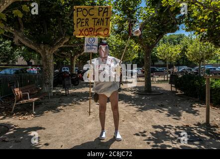 Barcelona, Spanien. Juli 2020. Ein Protestler mit Gesichtsschild hält ein Plakat, zwei Würste und Brot hängen, in Bezug auf den Diebstahl öffentlicher Gelder in den Gesundheitsbudgets.die Beschäftigten des öffentlichen Gesundheitswesens haben sich vor dem Parlament von Katalonien während der letzten Parlamentssitzung vor den Sommerferien der Abgeordneten versammelt, Gegen die Haushaltskürzungen und die Verurteilung, dass sie unter prekären Arbeitsbedingungen arbeiten, angesichts der Covid-19-Situation. Kredit: SOPA Images Limited/Alamy Live Nachrichten Stockfoto