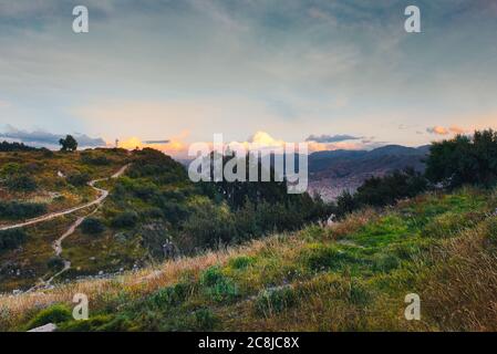 Panoramablick auf Cusco von der Inka-Zitadelle Sacsayhuaman am Stadtrand von Cusco (Peru) Stockfoto