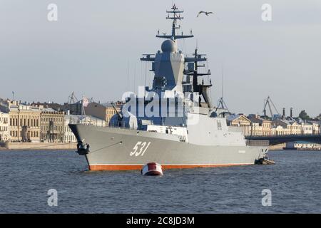 Russische Marine Stereguschtschy-Klasse Korvette Soobrazitelny auf Newa Fluss in St. Petersburg, Russland bereit, die Marine Day Parade. Der Tag der russischen Marine wird am letzten Sonntag im Juli gefeiert Stockfoto