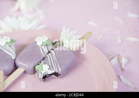 Hausgemachte lila Eis Hochzeitstorten. Hochzeitstag. Pastellkuchen. Stockfoto