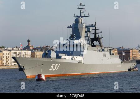 Russische Marine Stereguschtschy-Klasse Korvette Soobrazitelny auf Newa Fluss in St. Petersburg, Russland bereit, die Marine Day Parade. Der Tag der russischen Marine wird am letzten Sonntag im Juli gefeiert Stockfoto