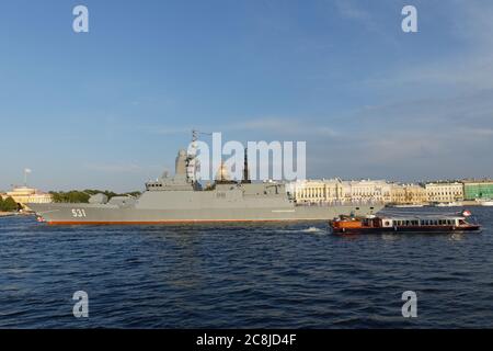 Russische Marine Stereguschtschy-Klasse Korvette Soobrazitelny auf Newa Fluss in St. Petersburg, Russland bereit, die Marine Day Parade. Der Tag der russischen Marine wird am letzten Sonntag im Juli gefeiert Stockfoto