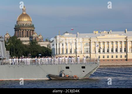 Besatzung auf der russischen Marine-Korvette Soobrazitelny der Stereuschtschi-Klasse gegen die Isaakskathedrale in St. Petersburg, Russland während der Parade zum Navy Day. Der Tag der russischen Marine wird am letzten Sonntag im Juli gefeiert Stockfoto