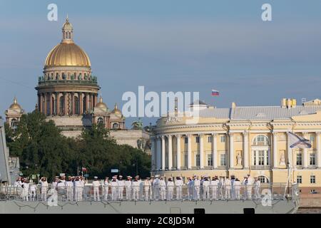 Besatzung auf der russischen Marine-Korvette Soobrazitelny der Stereuschtschi-Klasse gegen die Isaakskathedrale in St. Petersburg, Russland während der Parade zum Navy Day. Der Tag der russischen Marine wird am letzten Sonntag im Juli gefeiert Stockfoto