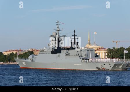 Russische Marine Stereguschtschy-Klasse Korvette Soobrazitelny auf Newa Fluss in St. Petersburg, Russland bereit, die Marine Day Parade. Der Tag der russischen Marine wird am letzten Sonntag im Juli gefeiert Stockfoto