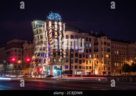 Prag, Tschechische Republik - Juli 10 2020: Tanzendes Haus bei Nacht, genannt Fred und Ginger, genannt Tancici Dum in Prag in der Tschechischen, entworfen von Vlado Mil Stockfoto