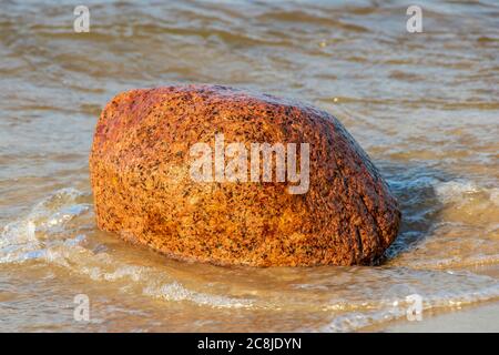 PolzeathStrandfarbene Steine an einem englischen Strand in Cornwall Stockfoto