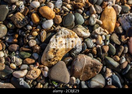 PolzeathStrandfarbene Steine an einem englischen Strand in Cornwall Stockfoto