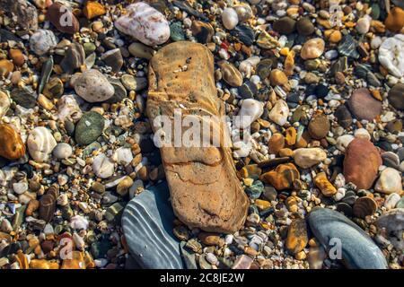PolzeathStrandfarbene Steine an einem englischen Strand in Cornwall Stockfoto