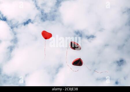 Herzförmige Ballons fliegen in den Himmel. Stockfoto