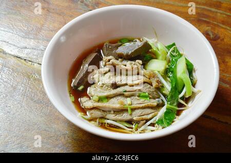 Gekochtes Entenfleisch und Blut in brauner chinesischer Kräutersuppe auf Schüssel Essen Sie paar mit Reis Stockfoto