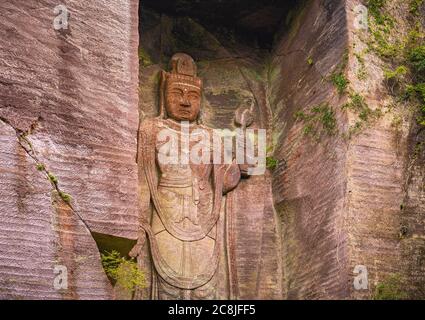 chiba, japan - juli 18 2020: Nahaufnahme des riesigen Reliefs des japanischen Hyaku-Shaku kannon buddha, der in ausgegrabene Steinwand-Hohlräume mit bedecktem wa Stockfoto