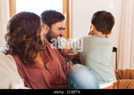 Junge Familie Spaß zu Hause in Stockfoto