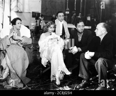 ALICE BRADY CAROLE LOMBARD MISCA AUER WILLIAM POWELL und Regisseur GREGORY LA CAVA am Set offen während der Dreharbeiten ZU MEINEM MANN GODFREY 1936 Roman Eric Hatch Drehbuch Morrie Ryskind und Eric Hatch Universal Pictures Stockfoto