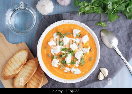 Puppkin-Sahne-Suppenpüree mit Feta, vegetarisches Mittagessen Stockfoto