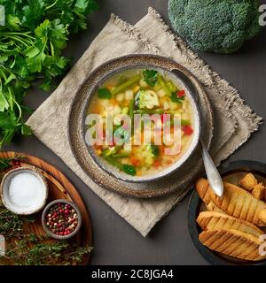 Gemüsesuppe, vegetarische Kost, helles Frühlingsgericht, Leinenserviette, Draufsicht, Stockfoto