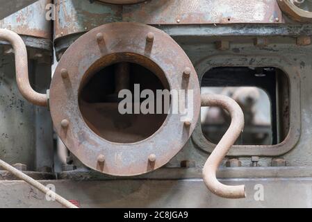 Ein großes Stück Industriemaschinen in einer der ehemaligen Werkstätten auf Cockatoo Island im Hafen von Sydney, New South Wales, Australien Stockfoto