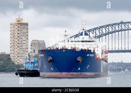 Der Öltanker BW Bobcat mit einer Kapazität von 50,000 Tonnen Treibstoff (DWT) wird in den Hafen von Sydney auf der Westseite der Sydney Harbour Bridge gebracht Stockfoto