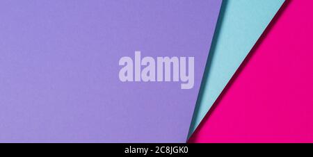 Abstrakte Farbe Papiere Geometrie flach Lay Komposition Banner Hintergrund mit lila, blau und magenta Farbtöne Stockfoto