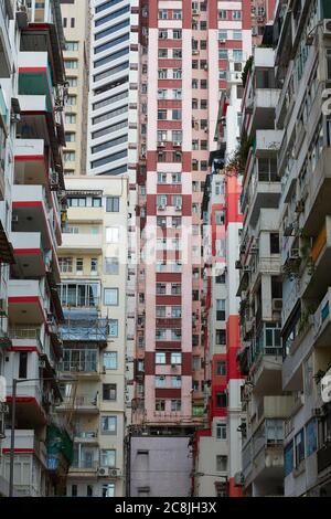 Dicht beenkte Hochhaus-Wohngebäude in Causeway Bay. Hongkong. Stockfoto