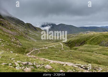 Great Gable und Green Gable aus dem Pfad unterhalb Great End, Lake District, Cumbria, Großbritannien Stockfoto