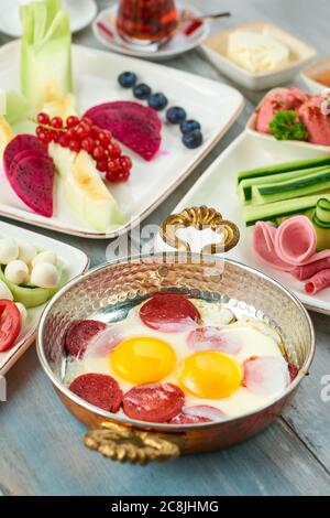 Köstliches traditionelles türkisches Frühstück auf Holztisch Stockfoto