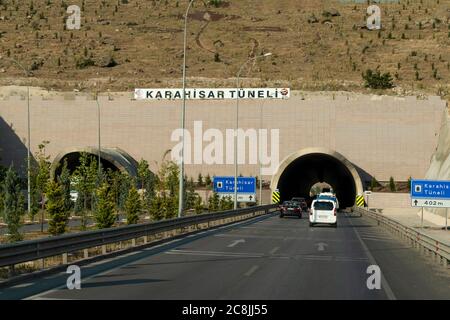 Afyonkarahisar, Türkei - Juli 19 2020: Karahisar Tunnel in der Nähe der Region Koroglu Beli Stockfoto