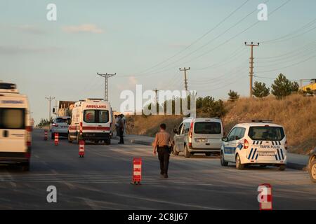 Afyonkarahisar, Türkei - Juli 19 2020: Polizei und Krankenwagen erreichen den Tatort nach einem Verkehrsunfall am Abend. Stockfoto