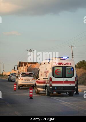 Afyonkarahisar, Türkei - Juli 19 2020: Krankenwagen erreichen die Szene nach einem Verkehrsunfall am Abend. Stockfoto