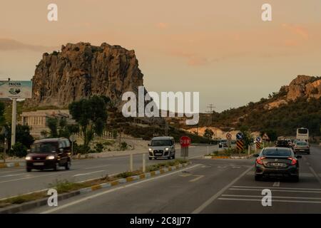 Afyonkarahisar, Türkei - Juli 19 2020: Verkehr auf der Straße von Afyonkarahisar am Abend. Stockfoto