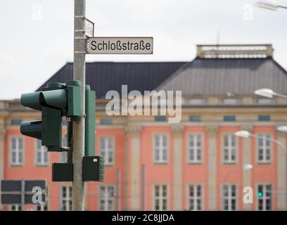 Potsdam, Deutschland. Juli 2020. Das Straßenschild der Schloßstraße in der Innenstadt vor der Kulisse des rekonstruierten Stadtpalastes, heute Sitz des Brandenburger landtags. (Zur dpa-Umfrage 'Brandenburg Streets were benouned mainweicly after the Reunification' von 25.07.2020) Quelle: Soeren Sache/dpa-Zentralbild/dpa/Alamy Live News Stockfoto