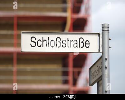Potsdam, Deutschland. Juli 2020. Das Straßenschild der Schloßstraße in der Innenstadt vor dem Gerüst einer Baustelle. (Zur dpa-Umfrage 'Brandenburg Streets were benouned mainweicly after the Reunification' von 25.07.2020) Quelle: Soeren Sache/dpa-Zentralbild/dpa/Alamy Live News Stockfoto