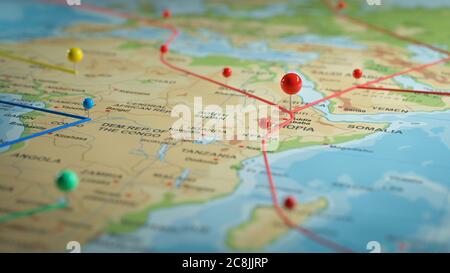Positionsmarkierung mit einer Nadel auf einer Karte mit Routen. Abenteuer, Entdeckung, Navigation, Kommunikation, Logistik, Geographie, Transport und Reisen Thema Co Stockfoto