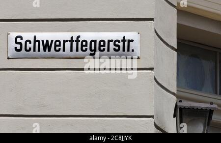 Potsdam, Deutschland. Juli 2020. Das Straßenschild der Schwertfegerstraße an der Straße im Stadtzentrum. (Zur dpa-Umfrage 'Brandenburg Streets were benouned mainweicly after the Reunification' von 25.07.2020) Quelle: Soeren Sache/dpa-Zentralbild/dpa/Alamy Live News Stockfoto