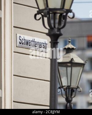 Potsdam, Deutschland. Juli 2020. Das Straßenschild der Schwertfegerstraße an der Straße im Stadtzentrum. (Zur dpa-Umfrage 'Brandenburg Streets were benouned mainweicly after the Reunification' von 25.07.2020) Quelle: Soeren Sache/dpa-Zentralbild/dpa/Alamy Live News Stockfoto
