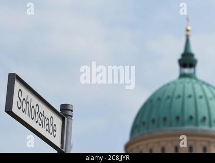 Potsdam, Deutschland. Juli 2020. Das Straßenschild der Schloßstraße in der Innenstadt vor der Kulisse der Kuppel der Nikolaikirche. (Zur dpa-Umfrage 'Brandenburg Streets were benouned mainweicly after the Reunification' von 25.07.2020) Quelle: Soeren Sache/dpa-Zentralbild/ZB/dpa/Alamy Live News Stockfoto