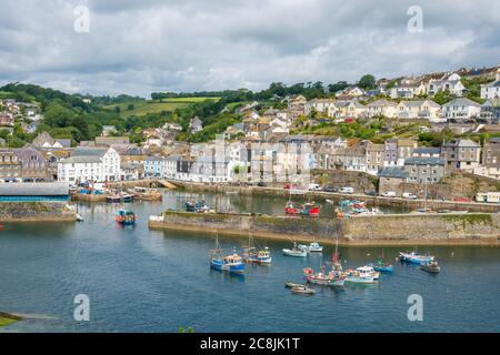 Touristen in Mevagissey Harbour, Cornwall, England, Großbritannien Stockfoto