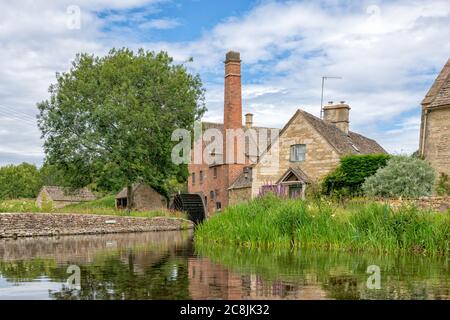 The Old Mill on the River Eye in Lower Slaughter, The Cotswolds, Gloucestershire, Großbritannien Stockfoto