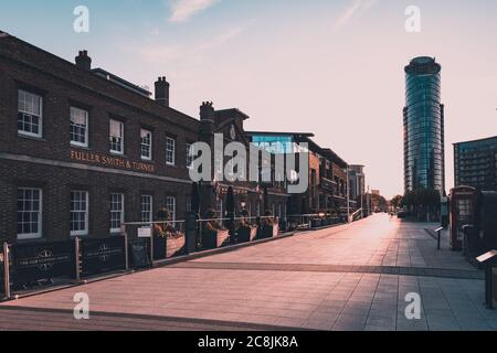 Ein Blick in Gunwharf Quays in Portsmouth UK mit dem alten Zollhaus Pub und East Side plaza Apartments Stockfoto