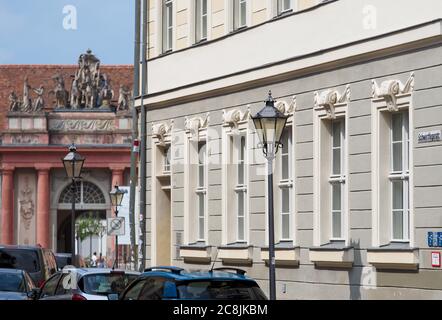 Potsdam, Deutschland. Juli 2020. In der Schwertfegerstraße in der Innenstadt steht eine Laterne, im Hintergrund das Portal des Hauses der Preußisch-Brandenburgischen Geschichte. (Zur dpa-Umfrage 'Brandenburg Streets were benouned mainweicly after the Reunification' von 25.07.2020) Quelle: Soeren Sache/dpa-Zentralbild/dpa/Alamy Live News Stockfoto