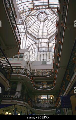 Das Innere der Barton Arcade, zeigt das aufwendige viktorianische Glas und Gusseisendach: Barton Square, Manchester, England, Großbritannien Stockfoto