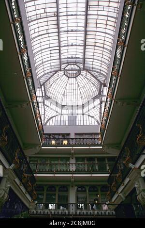 Das Innere der Barton Arcade, zeigt das aufwendige viktorianische Glas und Gusseisendach: Barton Square, Manchester, England, Großbritannien Stockfoto