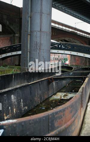 Verkommen Barges, Bridgewater Canal Basin, Castlefield, Manchester, England, Großbritannien Stockfoto